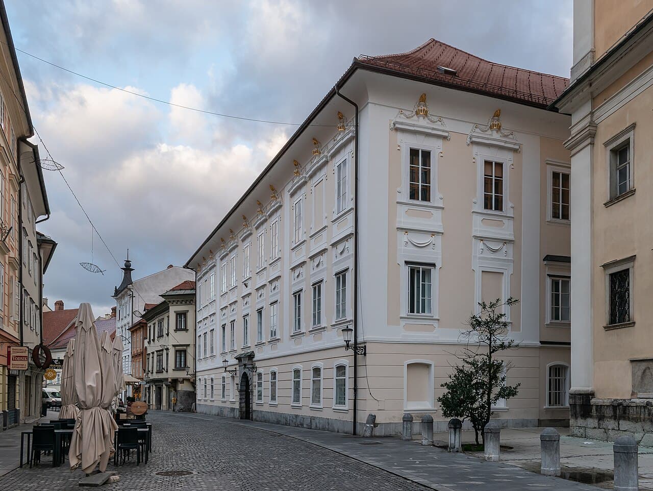 Škofijski dvorec